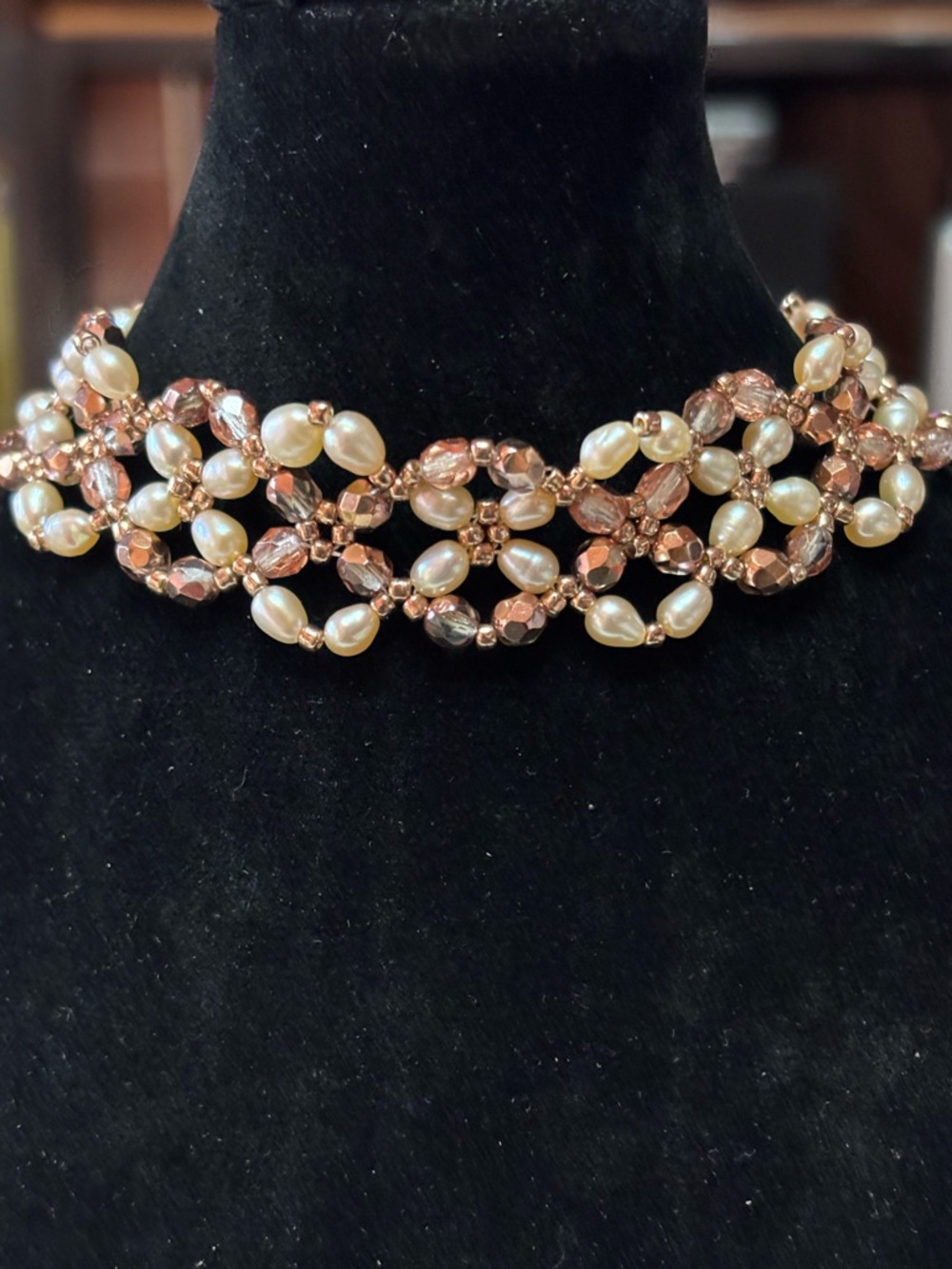 Freshwater pearl bracelet with coppertone crystal accent beads 8 inches - Picture 6 of 8